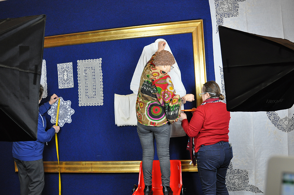 Allestimento per shooting fotografico e censimento dei pizzi. Merlettaie al lavoro