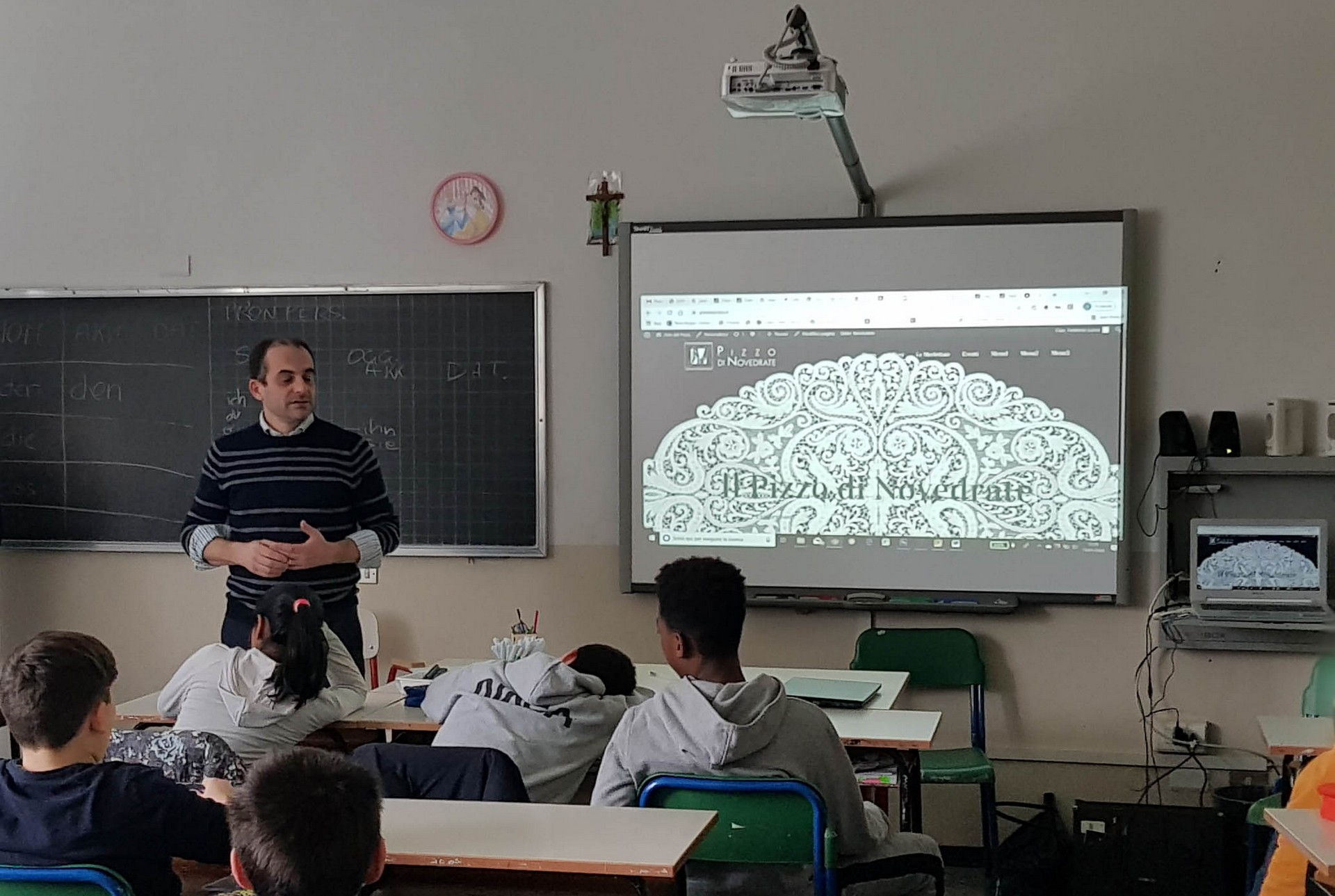 Il formatore Giovanni Marchisio del Team Fare Cultura in aula per il progetto I Tesori del Merletto - 2020