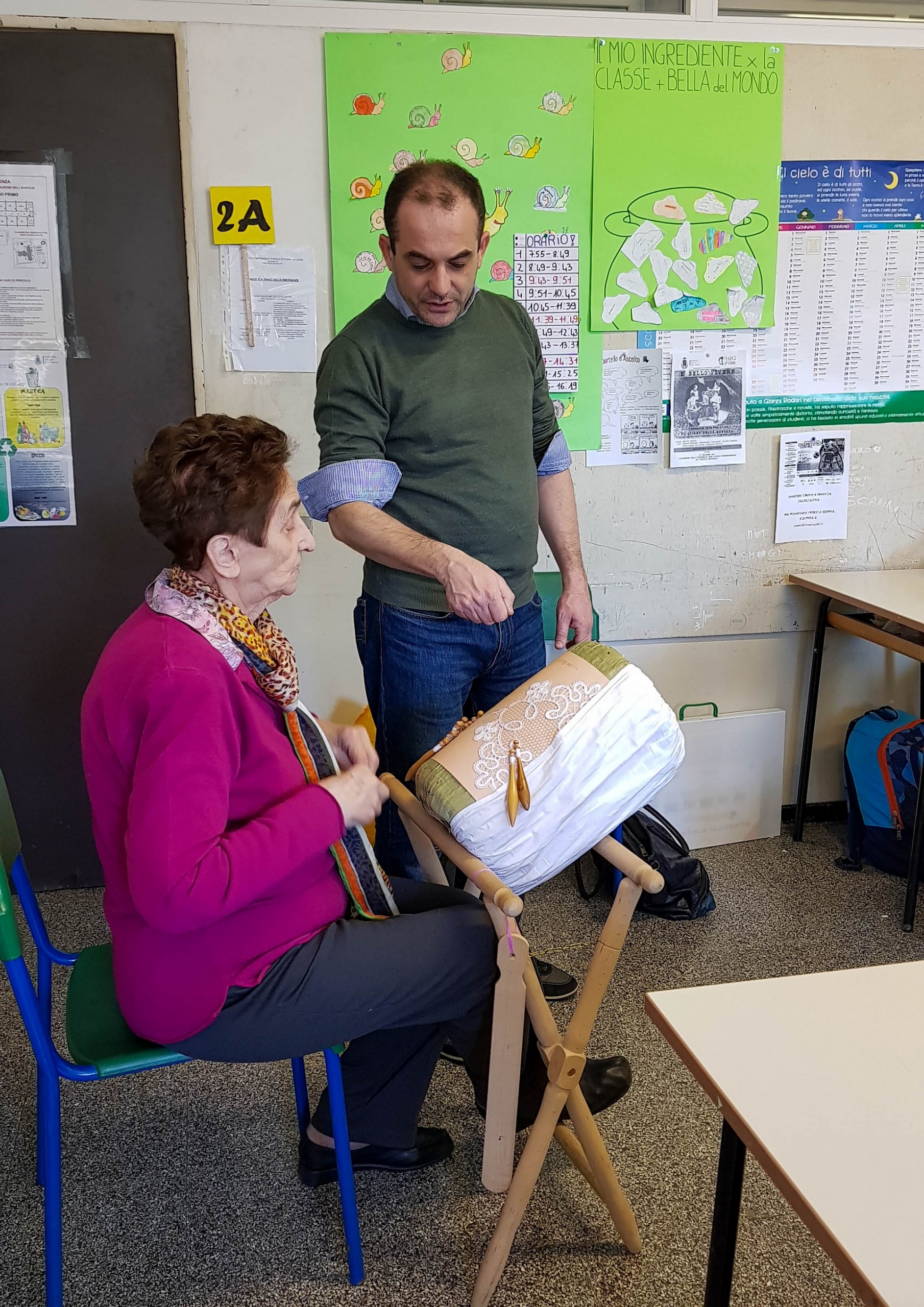 La Presidente Ernestina Marelli e il formatore Giovanni Marchisio durante il progetto formativo con le scuole medie